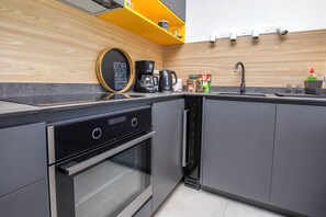 Appartamento (A1) | Cucina privata | Frigorifero, microonde, forno, piano cottura