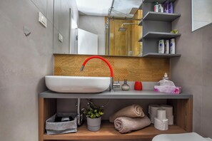 Appartamento (A1) | Bagno | Doccia, asciugamani, sapone, shampoo