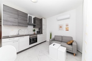 Apartment (A3) | Dapur peribadi | Peti sejuk, ketuhar gelombang mikro, dapur, pembancuh kopi espreso 