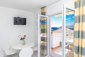 Apartment (A4) | Tempat makan