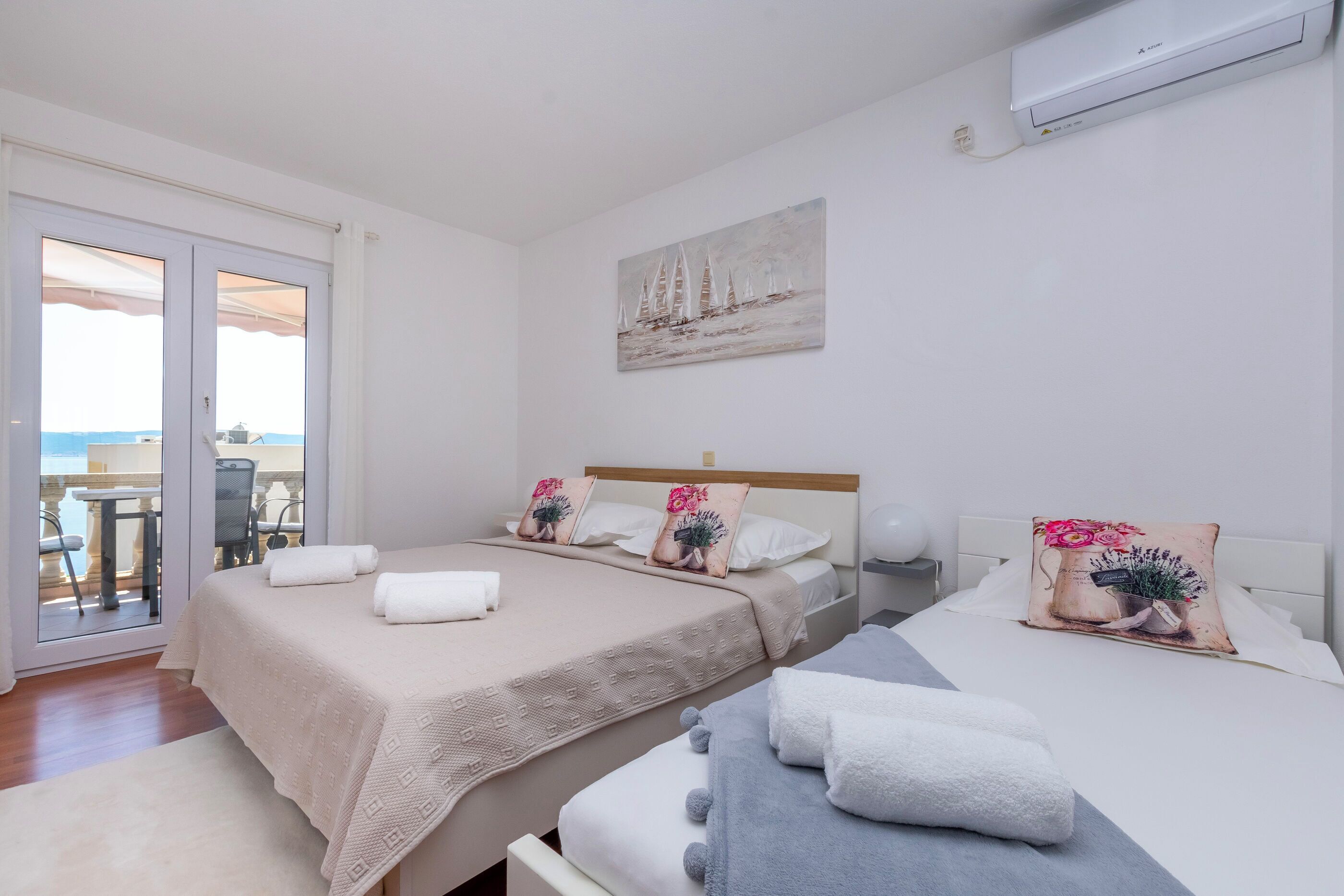 Room (S1) | Free WiFi