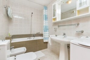 House | Bathroom | Shower - House Sea Front (Okrug)