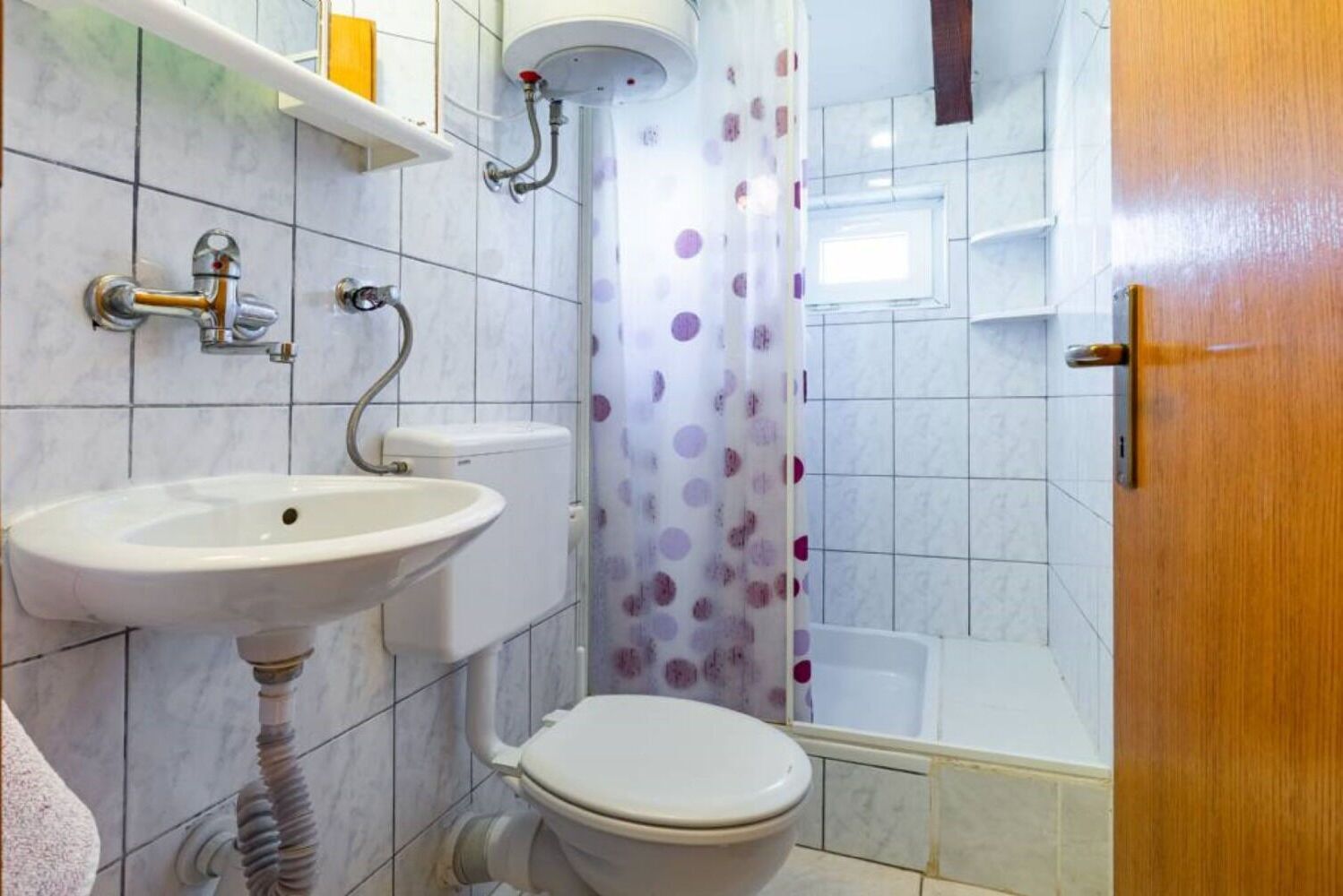 A bathroom with a white sink, toilet, and bathtub.