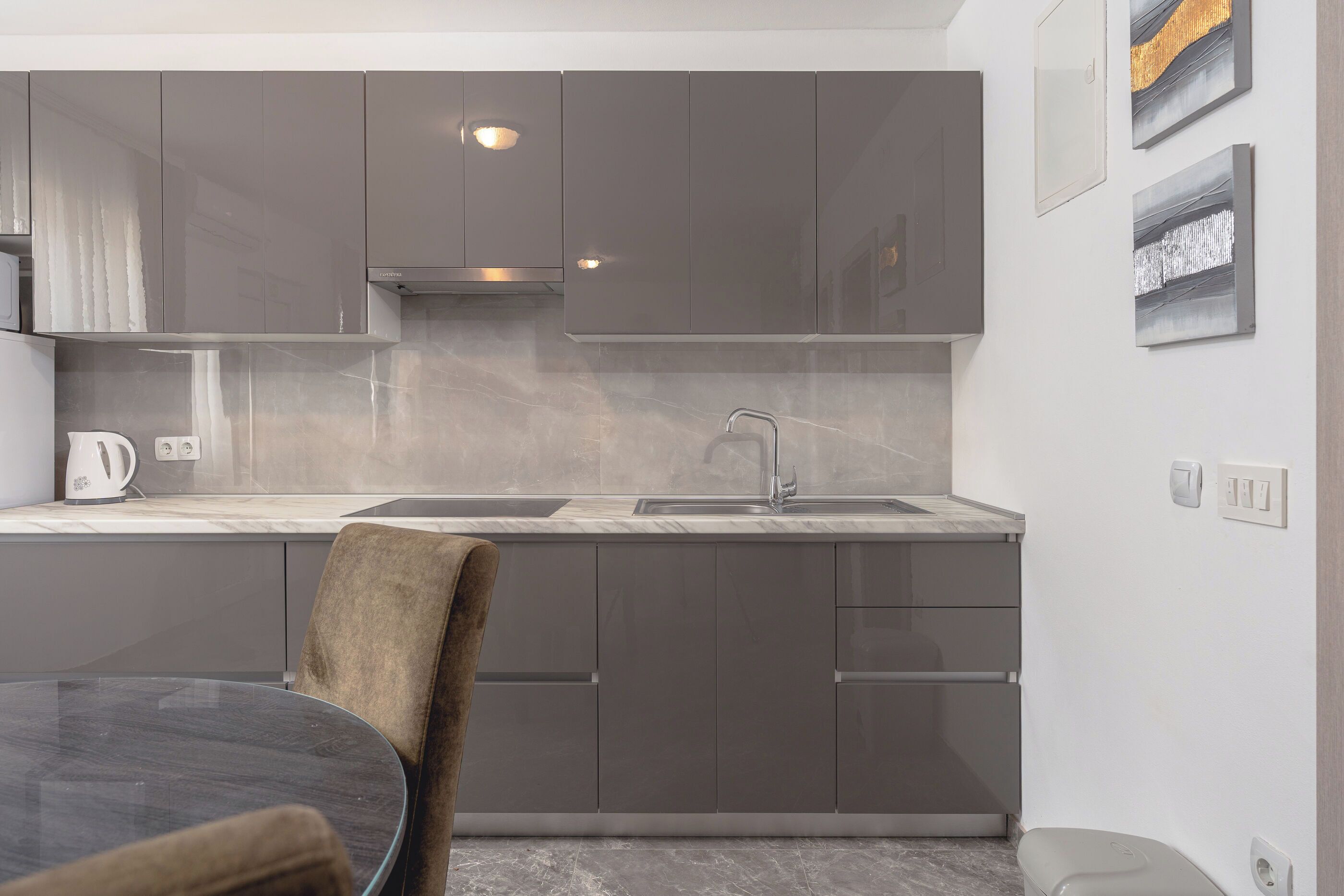 Appartement (A1) | Cuisine privée | Micro-ondes, plaque de cuisson, bouilloire électrique