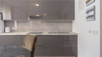 Appartement (A1) | Cuisine privée | Micro-ondes, plaque de cuisson, bouilloire électrique