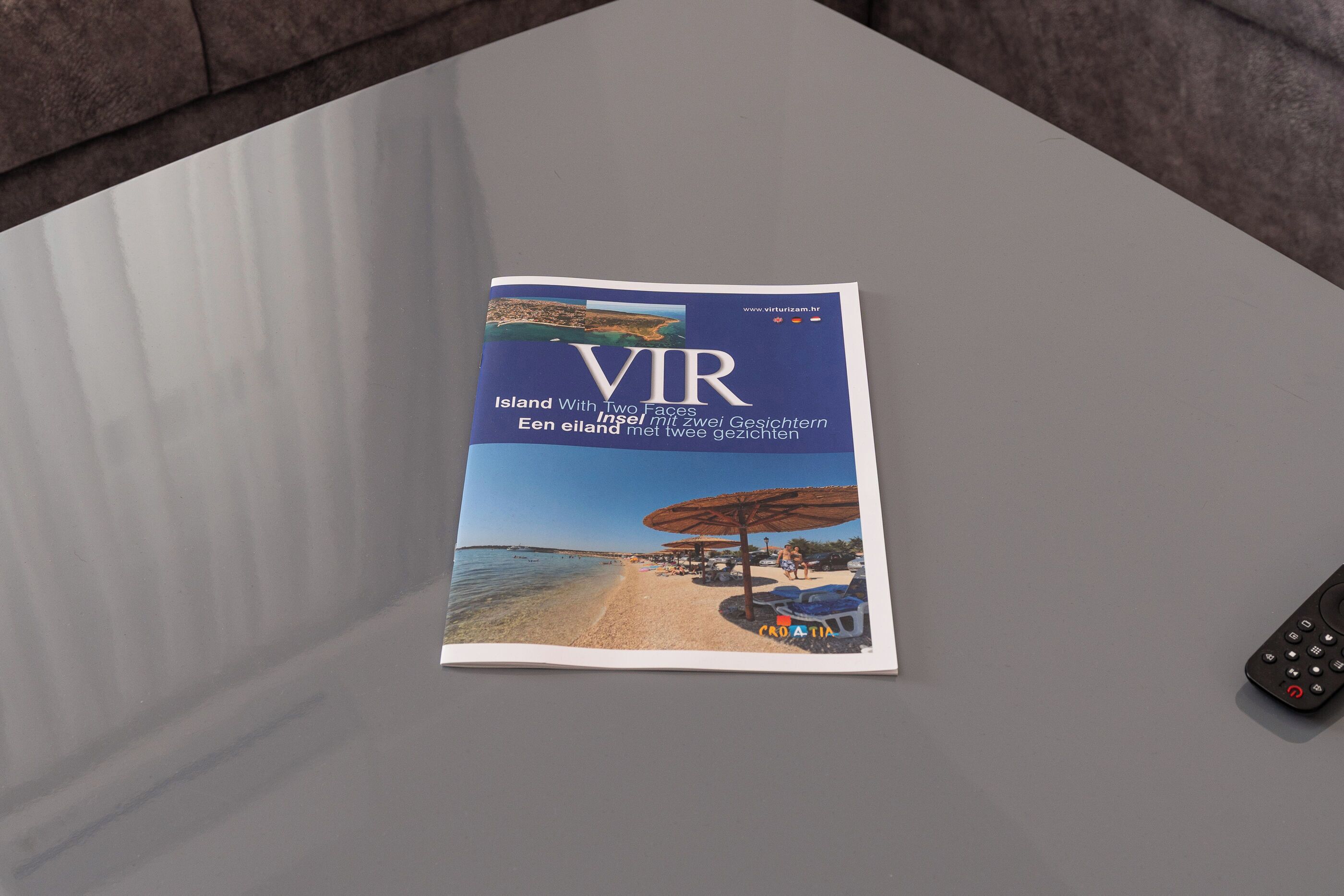 A magazine titled "VIR" on a table.