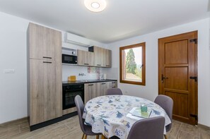 Apartment (A1) | Private kitchen - Apartments Lada (Jelsa)