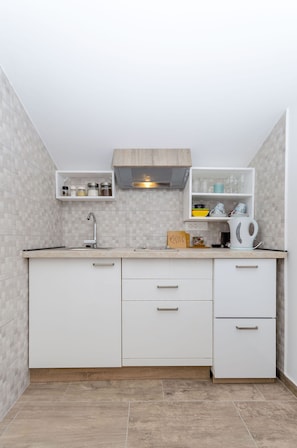 Appartement (A2) | Cuisine privée | Réfrigérateur, plaque de cuisson, lave-vaisselle, bouilloire électrique