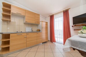 Apartment (A4) | Eigene Küche | Mini-Kühlschrank, Herdplatte, Kochgeschirr/Geschirr/Besteck