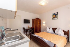 Estudio (A1) | Cocina privada | Frigorífico pequeño, placa de cocina y utensilios de cocina