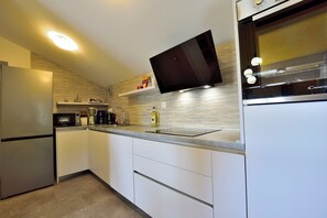 Apartment (A1) | Private kitchen | Fridge, microwave, oven, stovetop - Apartment Vidas (Rab)