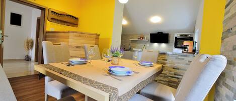 Apartment (A1) | Eigene Küche | Kühlschrank, Mikrowelle, Ofen, Herdplatte