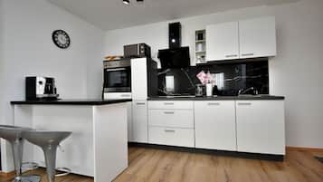 Departamento (A1) | Cocina privada | Refrigerador, microondas, horno y parrilla de estufa