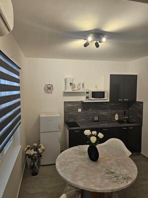 Apartment (A2) | Dining - Apartments Beachfront Srima (Vodice)