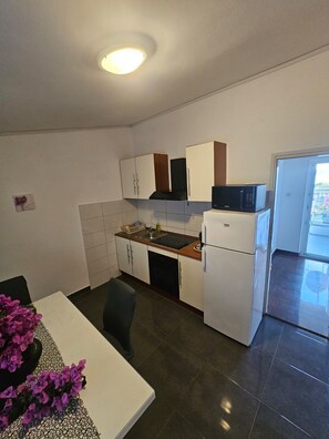 Fridge, stovetop, espresso maker, electric kettle - Apartments Beachfront Srima (Vodice)