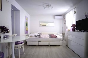 Ev | Özel mutfak | Buzdolabı, set üstü ocak, tencere seti/tabak/mutfak aletleri 