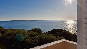 A balcony with a view of the sea and a clear sky. - Apartments Mandre Near sea (Kolan)