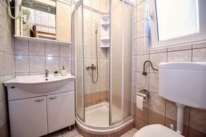 Studio (A8) | Bathroom | Shower - Apartments Mandre Near sea (Kolan)