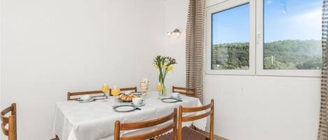 Apartment (A1) | Dining