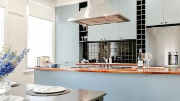 Four, cafetiĂšre/bouilloire, chaise haute