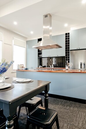 Horno, cafetera y tetera, periquera y utensilios de cocina 