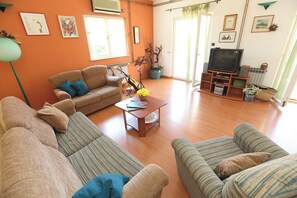 Living room - House Mrcela 200m From Beach (Okrug)
