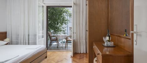 Room (S1) | Interior