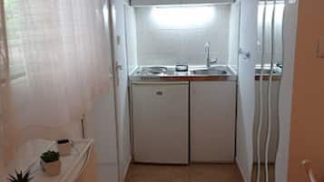 Studio (A2) | Private kitchen | Fridge, stovetop, electric kettle, cookware/dishes/utensils