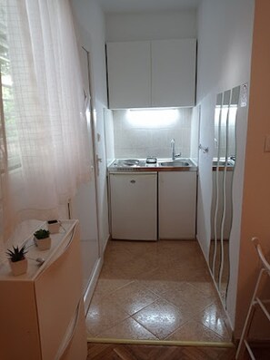 Studio (A2) | Private kitchen | Fridge, stovetop, electric kettle, cookware/dishes/utensils - Apartments Dariana (Makarska)