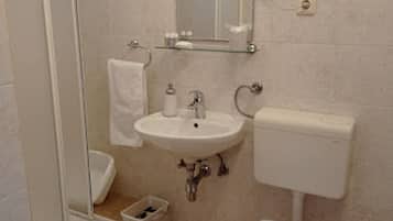 Studio (A2) | Bathroom