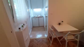 Studio (A2) | Private kitchen | Fridge, stovetop, electric kettle, cookware/dishes/utensils