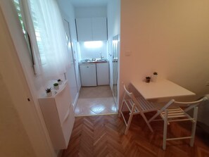 Studio (A2) | Private kitchen | Fridge, stovetop, electric kettle, cookware/dishes/utensils - Apartments Dariana (Makarska)