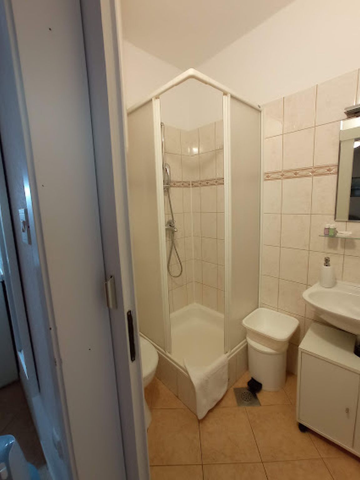 Kylpyhuone, jossa on suihku, wc ja pesuallas.
