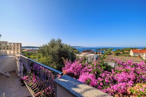 Studio (A1) | Water view - Apartments Biserka (Rab)