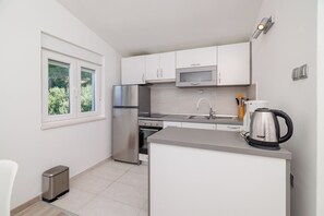 Studio (A2) | Private kitchen | Fridge, stovetop, espresso maker, electric kettle - Apartments Biserka (Rab)