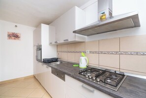 Apartment (A1) | Private kitchen | Fridge, oven, stovetop, dishwasher - Apartments Sara (Rogoznica)