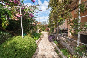 Courtyard - Apartments Sara (Rogoznica)