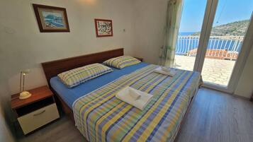 House | In-room safe, iron/ironing board, free WiFi