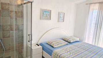 House | In-room safe, iron/ironing board, free WiFi