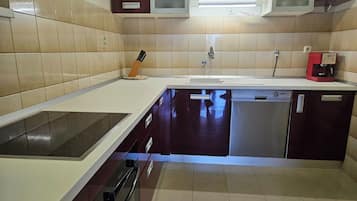 Hus | Privat køkken | Køleskab, mikrobølgeovn, ovn, kogeplade