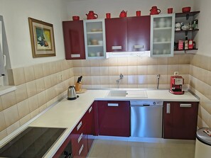 Maison | Cuisine privée | Réfrigérateur, micro-ondes, four, plaque de cuisson