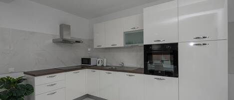 House | Private kitchen | Fridge, microwave, oven, stovetop