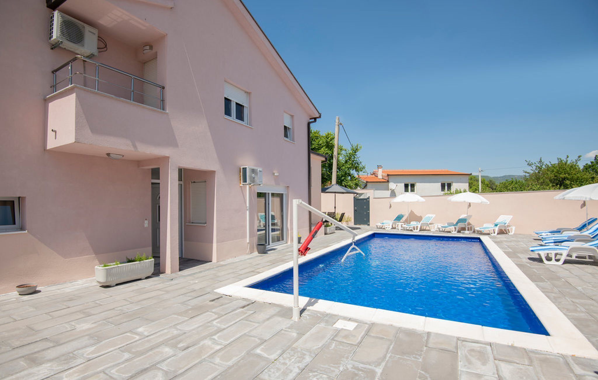 Una piscina al aire libre