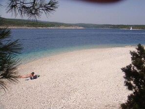 Beach nearby - Apartments Rajko (Selca)