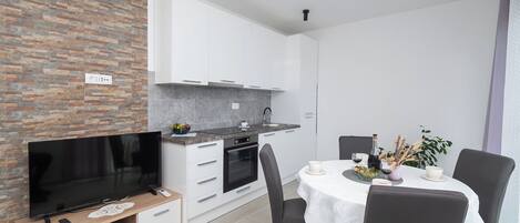 Apartment (A3) | Private kitchen | Fridge, oven, stovetop, electric kettle