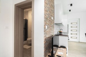 Apartment (A1) | Eigene Küche | Kühlschrank, Ofen, Herdplatte, Wasserkocher