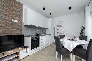 Appartement (A1) | Cuisine privée | Réfrigérateur, un four, surface de cuisson, bouilloire électrique