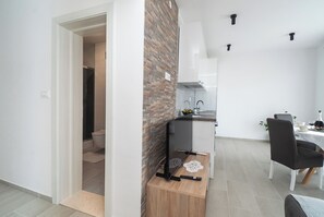 Kühlschrank, Ofen, Herdplatte, Wasserkocher