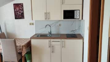 Studio (A7) | Private kitchen | Cookware/dishes/utensils