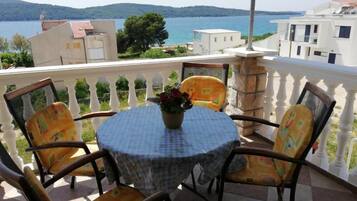 Apartment (A5) | Outdoor dining